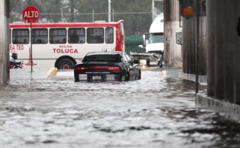 Lluvias anegan principales vialidades de Toluca