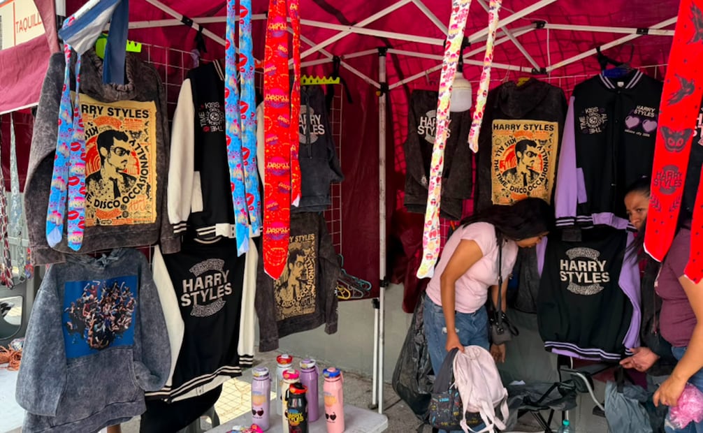 Mercancía no oficial de Harry Styles a los alrededores del estadio GNP. Foto: César González/EL UNIVERSAL.
