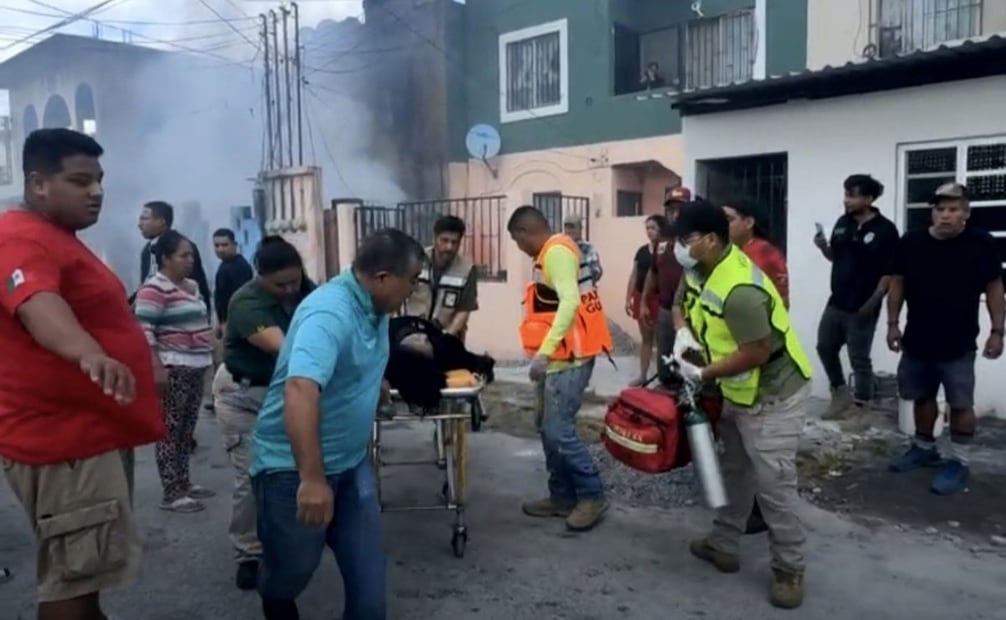 Bombero rescata a menor de incendio en Matamoros, Tamaulipas; alcalde reconoce su labor.
Foto: Especial.