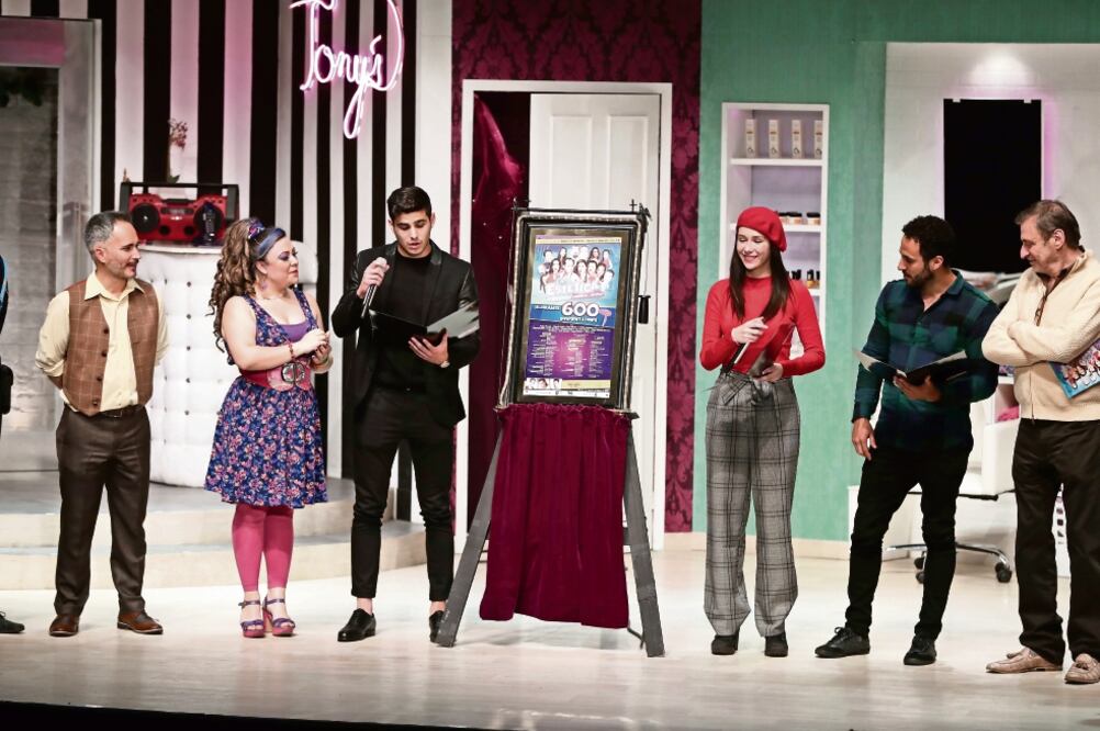 Jordi Rosh y Roberta Damián (al centro) fueron los padrinos de develación de placa por las 600 funciones de la obra. (LUIS CORTÉS. EL UNIVERSAL)