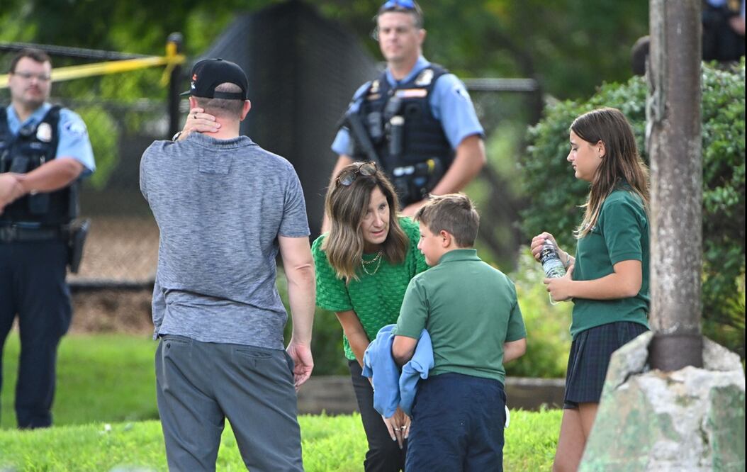 Un adulto y un niño salen de la Escuela Católica de la Anunciación en Minneapolis, Minnesota, Estados Unidos, el 27 de agosto de 2025. Foto: EFE