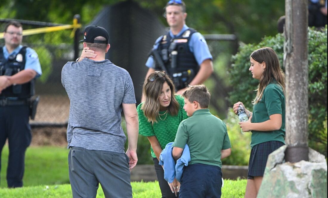 Un adulto y un niño salen de la Escuela Católica de la Anunciación en Minneapolis, Minnesota, Estados Unidos, el 27 de agosto de 2025. Foto: EFE