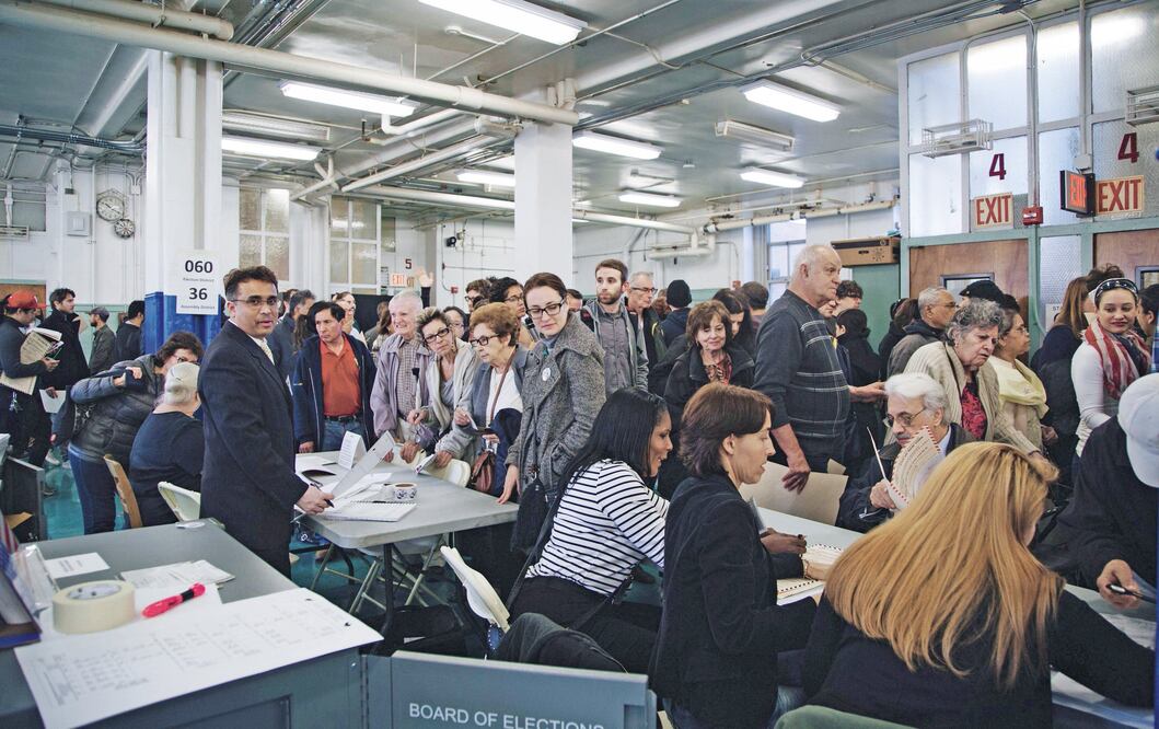 Votantes ejerciendo su voto en elecciones en Estados Unidos (EFE)