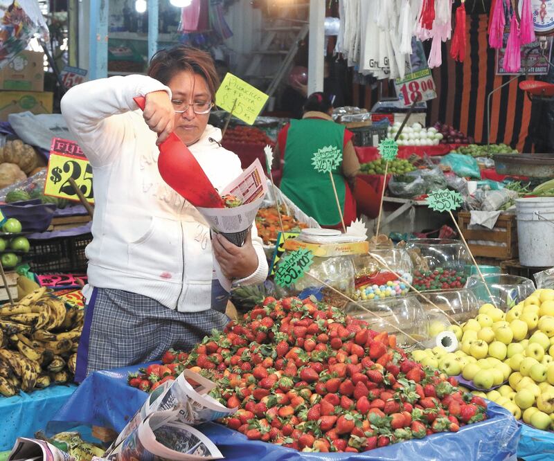 Locatarios del mercado de Jamaica cuentan que sus padres y abuelos usaban cucuruchos para despachar alimentos, pero dejaron de hacerlo porque los clientes exigían bolsas. Fotos: CARLOS MEJÍA. EL UNIVERSAL
