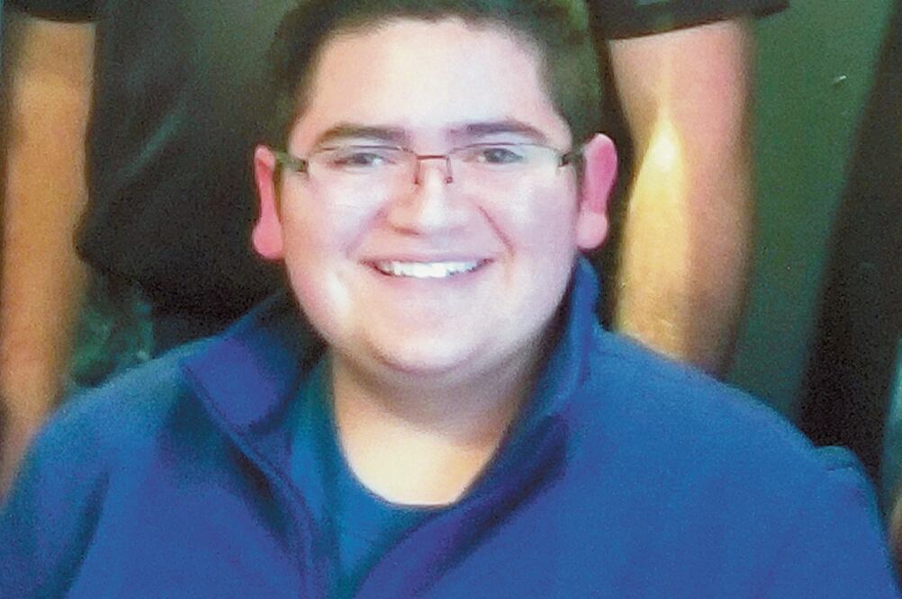 Héroe. Imagen de Kendrick Castillo, quien falleció durante el tiroteo en Colorado; según testigos, el joven se abalanzó sobre el que disparó. Foto: RACHEL SHORT. AP