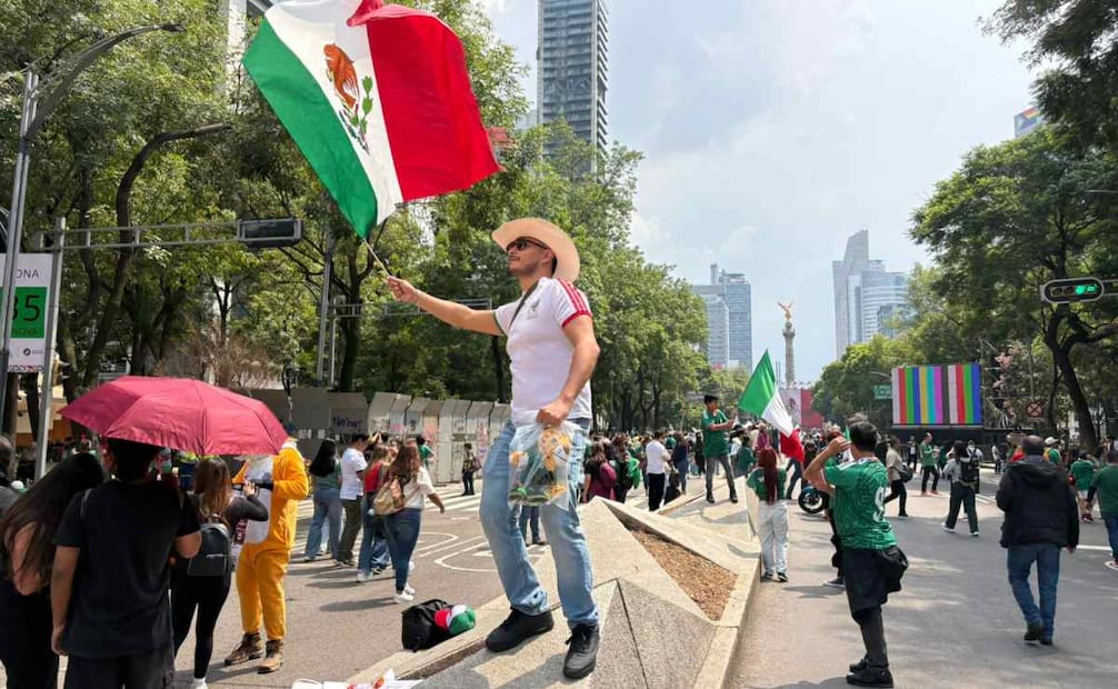 También hay quienes se toman selfies con el Ángel de la Independencia de fondo. Foto: Arturo Contreras / EL UNIVERSAL