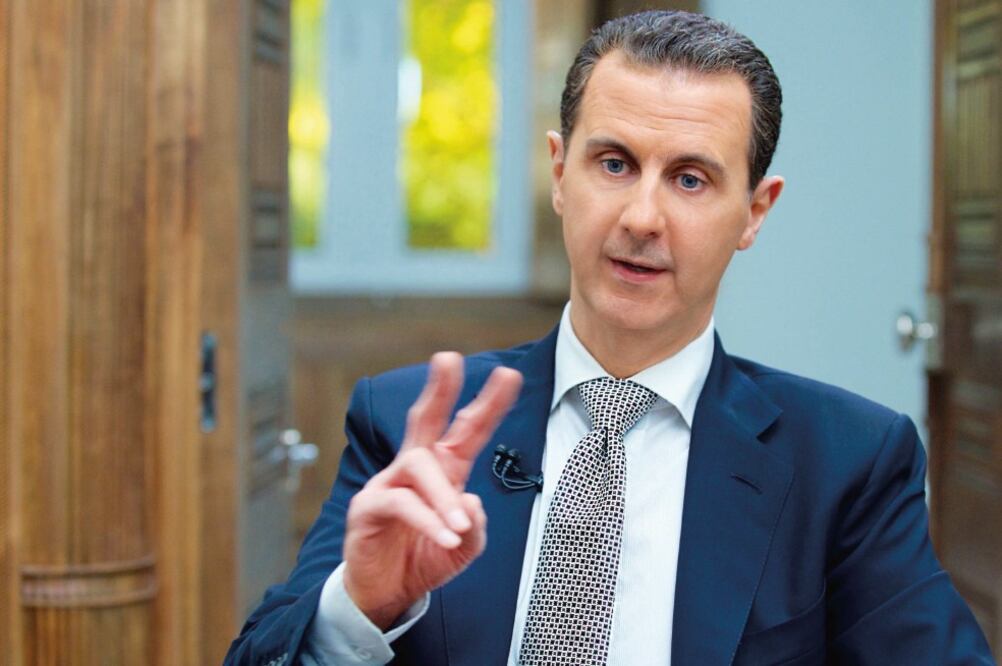 Bashar al-Assad, durante la entrevista con AFP en Damasco, en una imagen proporcionada por la oficina de prensa de la presidencia siria (AFP)