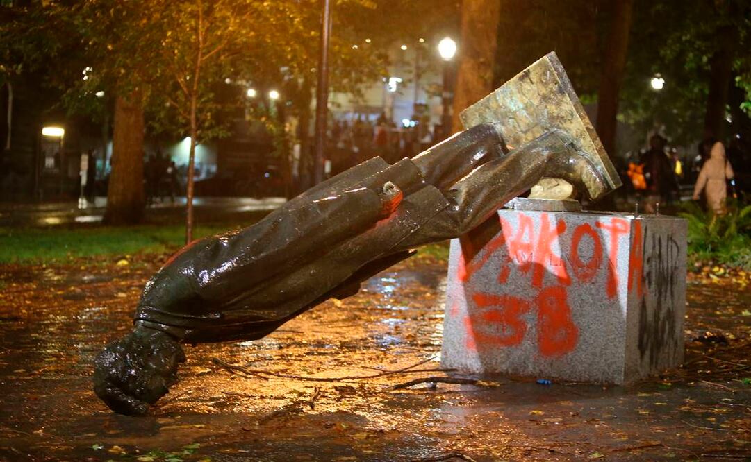 Lanzaron pintura roja sobre la figura y empezaron a utilizar un soplete en la base de la estatua, según medios (Foto: AP)