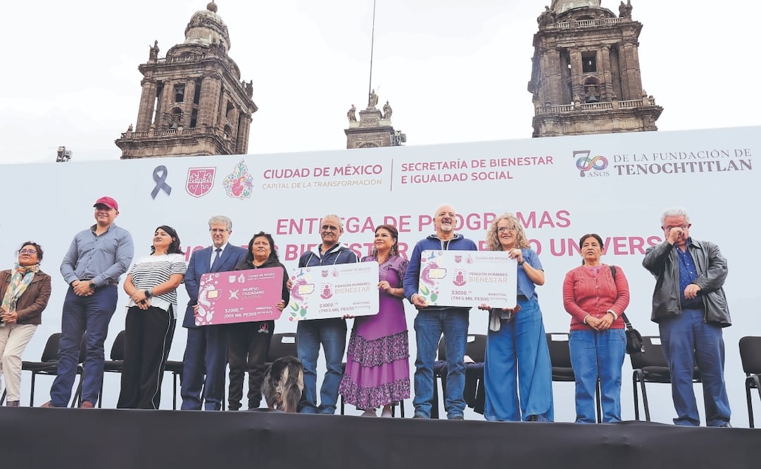 En el Zócalo capitalino, Clara Brugada encabezó la entrega de 3 mil pesos bimestrales para hombres de la Ciudad de México. Foto Especial