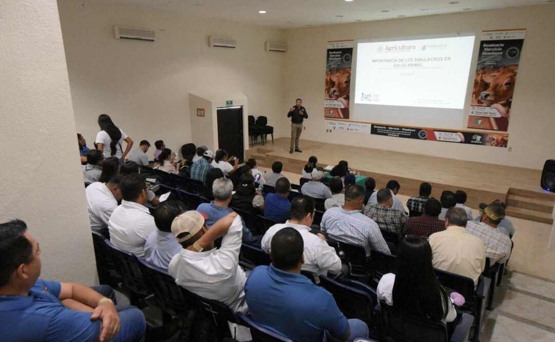 Ganaderos y especialistas veracruzanos reciben capacitación de Senasica. Foto: Especial