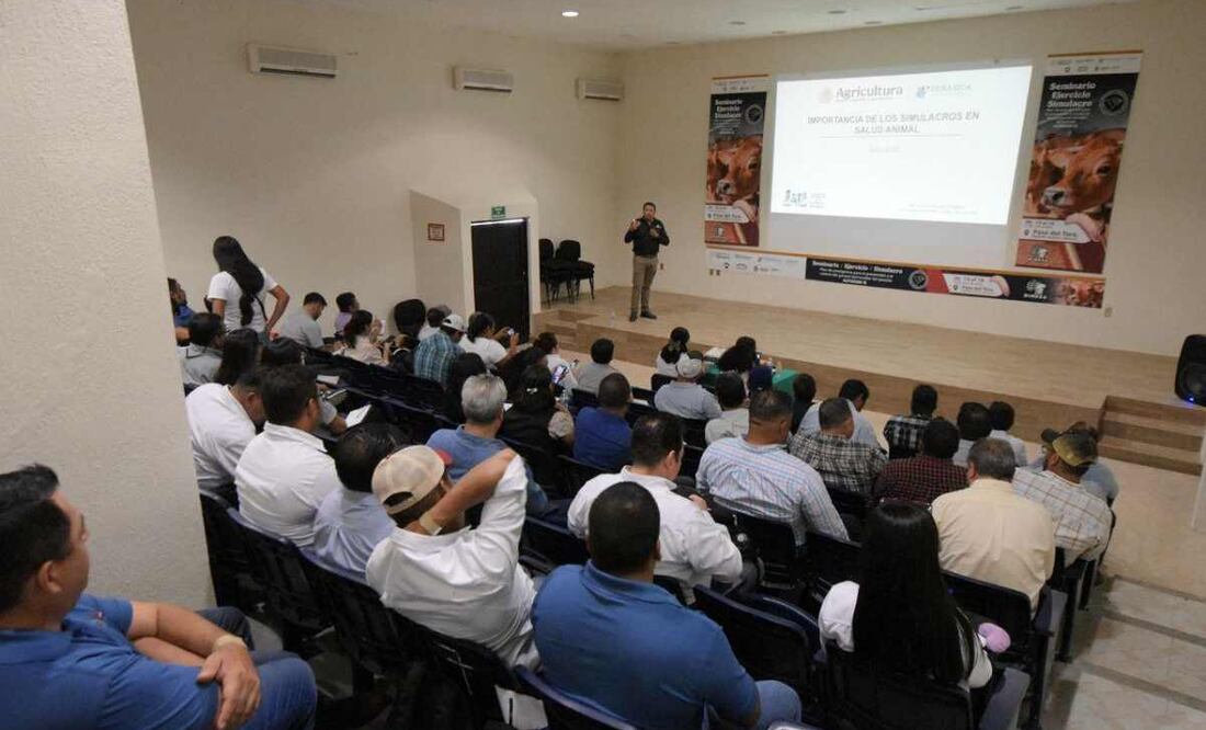 Ganaderos y especialistas veracruzanos reciben capacitación de Senasica. Foto: Especial