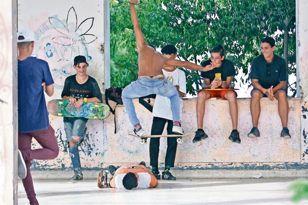Un grupo de jóvenes monta patineta en La Habana. Actualmente, los jóvenes son el grupo demográfico predominante, lo que cambiará para 2045. (YANDER ZAMORA. EFE)