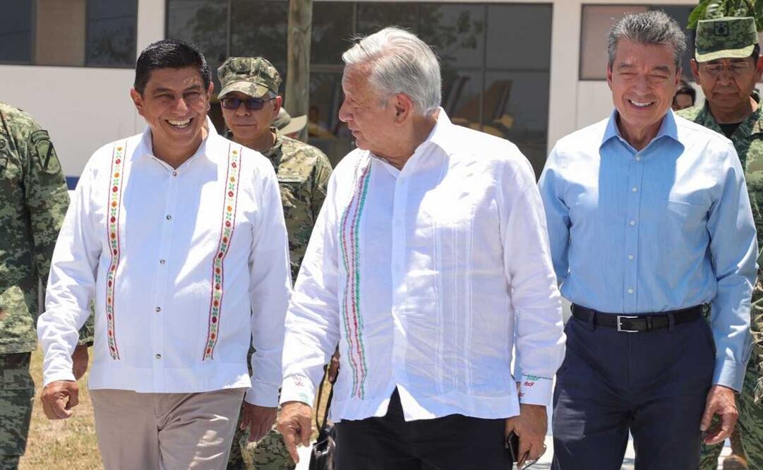 López Obrador está acompañado por los gobernadores de Oaxaca y Chiapas, Salomón Jara y Rutilio Escandón Cadenas, respectivamente. Foto: Twitter @salomonj