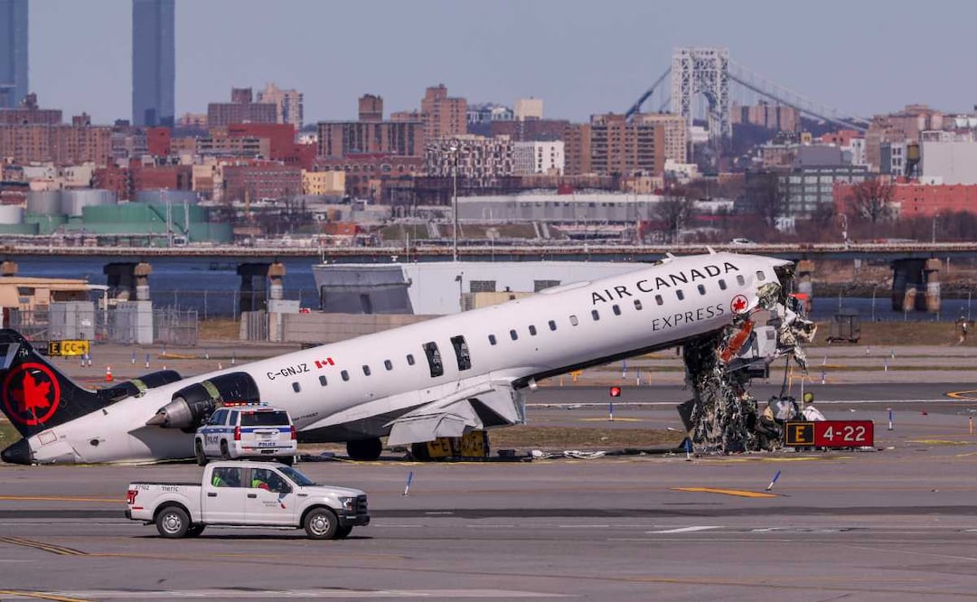 El avión de Air Canada dañado se ve en la pista del Aeropuerto Internacional LaGuardia un día después del incidente ocurrido en el distrito de Queens, Nueva York, EE. UU., el 24 de marzo de 2026. Un avión de Air Canada colisionó con un camión de bomberos del aeropuerto durante el aterrizaje la madrugada del lunes, causando la muerte de los dos pilotos e hiriendo a varios pasajeros. El aeropuerto reanudó sus operaciones ese mismo día, 23 de marzo. Foto: EFE
