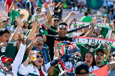 Tri entrenó ante más de 2 mil aficionados de cara al juego ante Gales