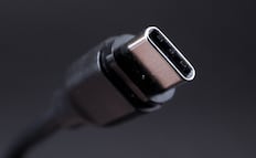 Por qué tu cargador USB-C no carga bien tu laptop (y cómo elegir uno que sí funcione)