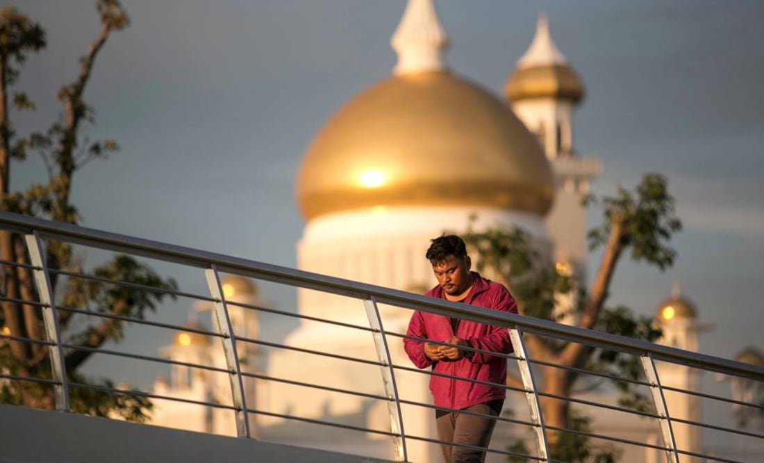 Un hombre camina frente a la mezquita del sultán Omar Ali Saifuddien, este martes en Bandar Seri Begawan (Brunéi) (Foto: EFE)
