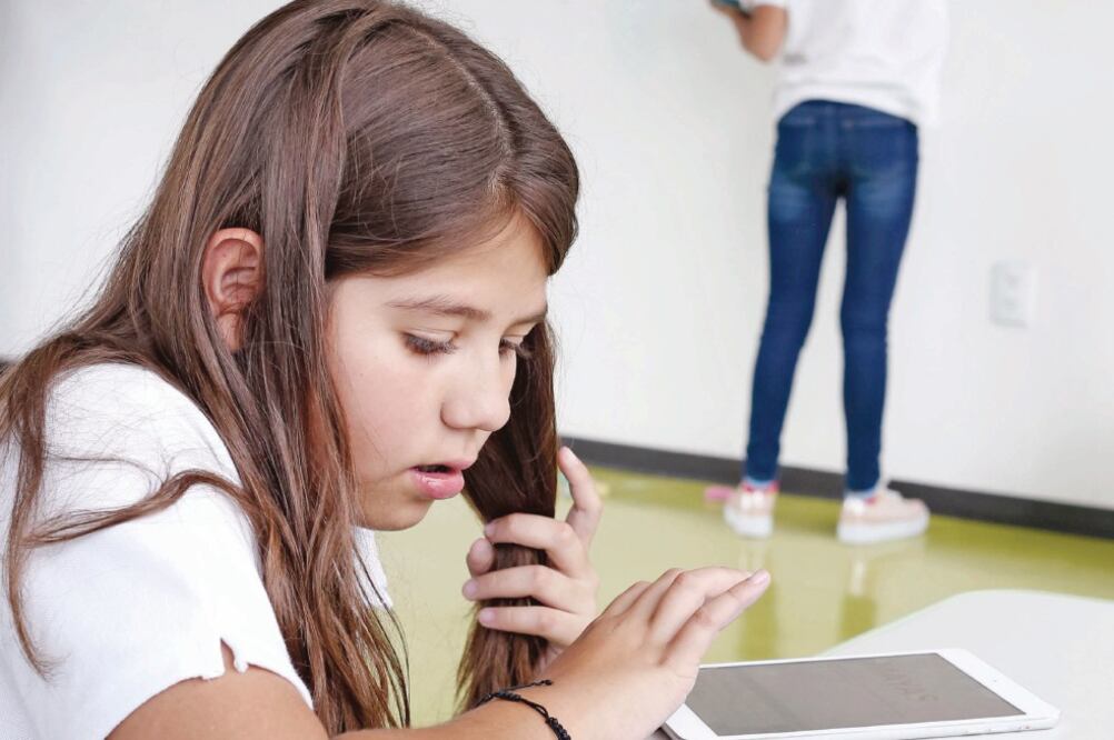 Los alumnos del Colegio Europeo Robert Schuman estudian de manera didáctica a través de tabletas electrónicas. (AGUSTÍN SALINAS. EL UNIVERSAL)