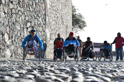 Suben 120 en silla de ruedas a la Montaña de Cristo Rey