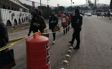 Familias hacen largas filas en sede de Atizapán de Zaragoza por apoyos