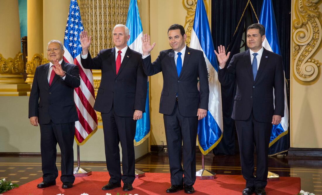 El presidente de El Salvador, Salvador Sanchez, el vicepresidente de EU, Mike Pence, el presidente de Guatemala, Jimmy Morales, y el presidente de Honduras, Juan Orlando Hernandez, durante su reunión sobre migración en la ciudad de Guatemala (Foto: AP)