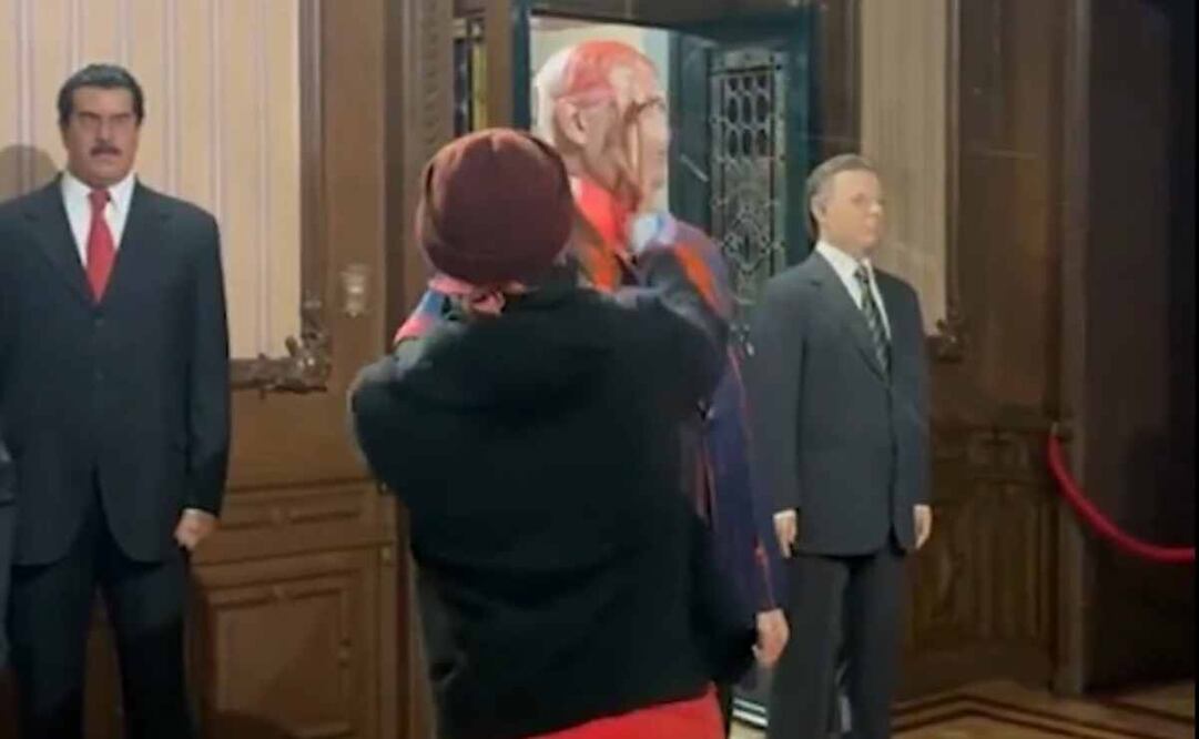 Activistas golpean figura de cera de Netanyahu en Museo de Cera de la CDMX. Foto: Captura de pantalla