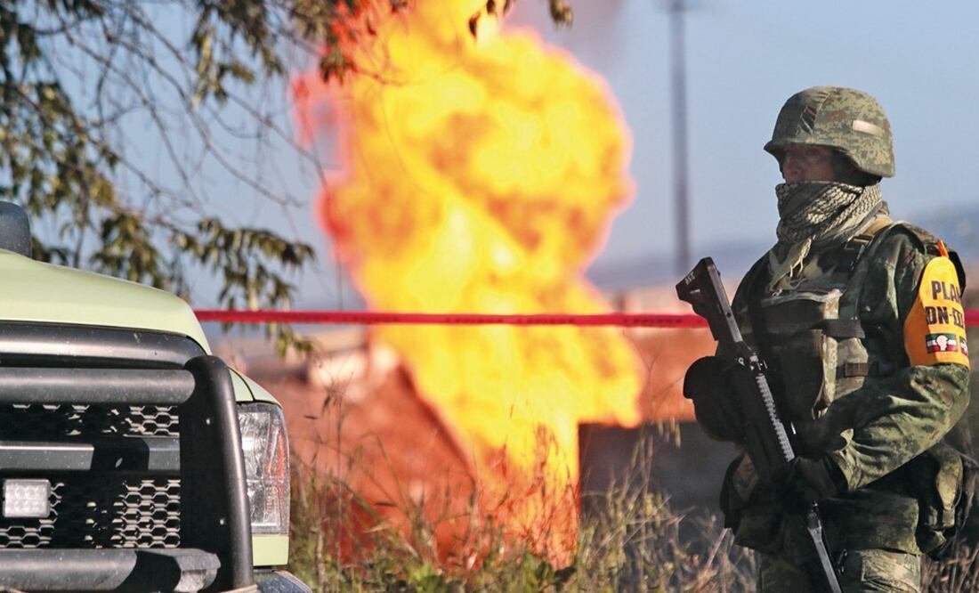 The army was at the site of the explosion but didn't stop people from stealing fuel- Photo: Hilda Ríos/EFE