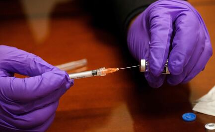 FDA autoriza tercera dosis de Pfizer y Moderna para grupos de alto riesgo