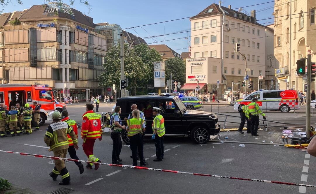 El personal de emergencia trabaja en el lugar donde un vehículo chocó contra un grupo de personas en Stuttgart, Alemania, el viernes 2 de mayo de 2025. Foto: AP