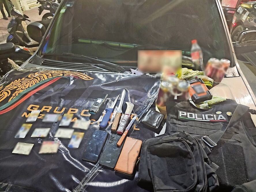 Los hombres detenidos portaban armas blancas. Foto Especial