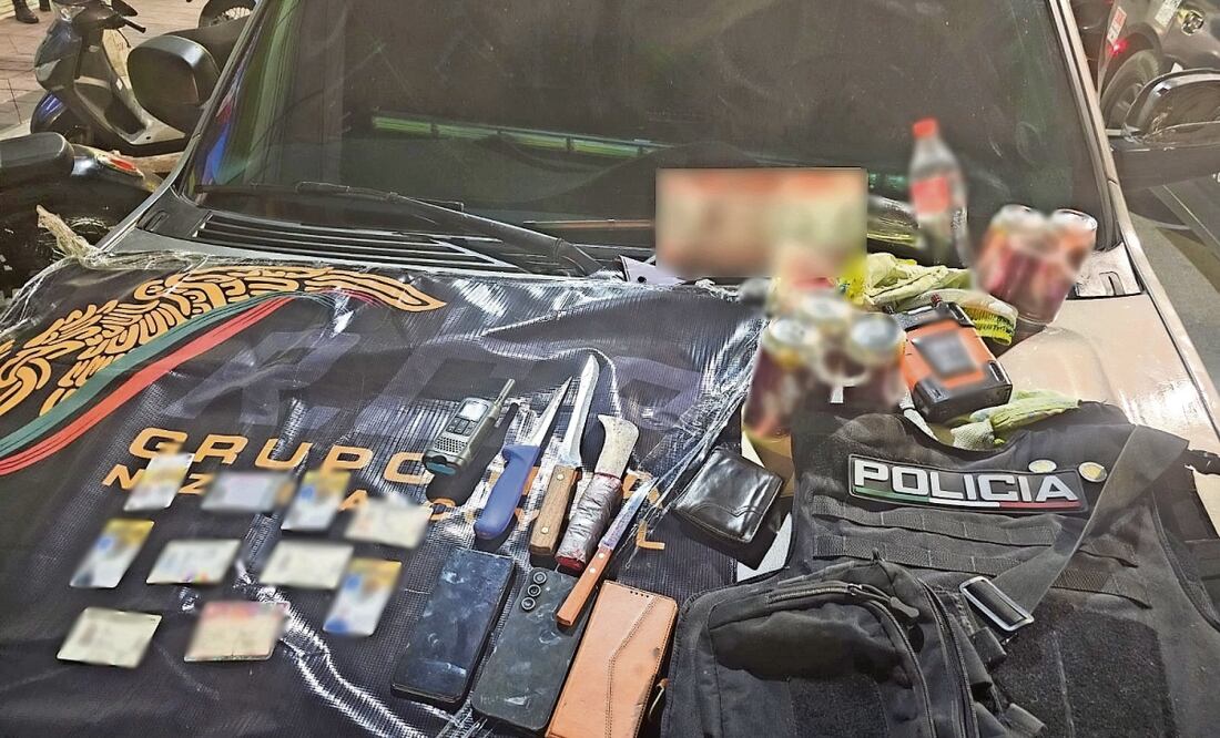 Los hombres detenidos portaban armas blancas. Foto Especial