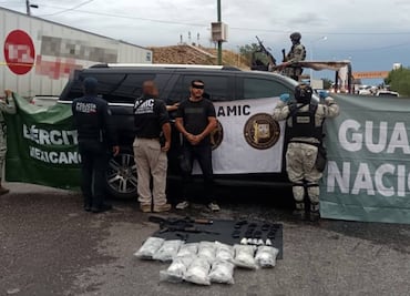 Cae sujeto en posesión de armas y narcóticos en Sonora; viajaba en vehículo con reporte de robo EU
