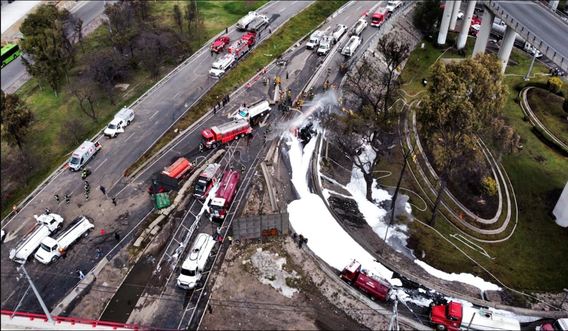 Una pipa de gas volcó y explotó en el bajo Puente de la Concordia en la alcaldía Iztapalapa, el miércoles 10 de septiembre de 2025. Foto: Juan Carlos Williams/EL UNIVERSAL