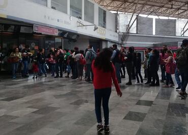 Ante desabasto de gasolina, capitalinos optan por trasladarse en el Metro