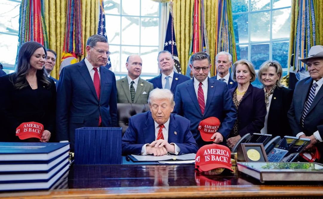 El presidente de Estados Unidos, Donald Trump, en la ceremonia de firma de un proyecto de ley en la Oficina Oval de la Casa Blanca en Washington, el martes pasado. Foto:  Yuri Gripas / EFE