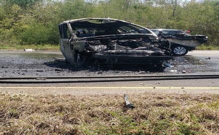 Camioneta se incendia tras volcar en carretera Mérida-Progreso; pasajeros sobreviven
