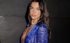 Dua Lipa deslumbra con vestido azul de impacto 