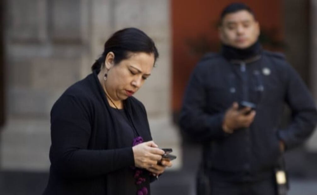 ¿Quién es Laurita, la asistente de AMLO que tiene un taladro en su escritorio?  