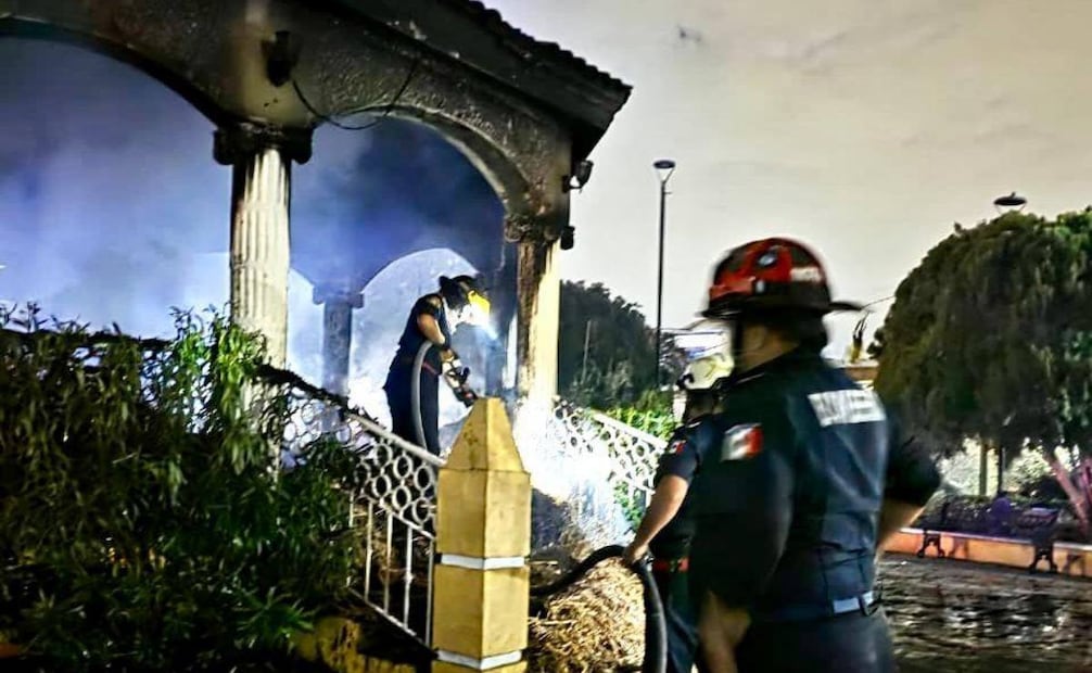 En Kanasín, la Policía Municipal sofocó un incendio registrado en el kiosko del parque principal (01/01/2026). Foto: Especial