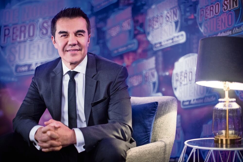Adrián Uribe señaló que procura observar programas como los de Jimmy Fallon y Jimmy Kimmel para inspirarse y aprender a mejorar. Foto: Televisa