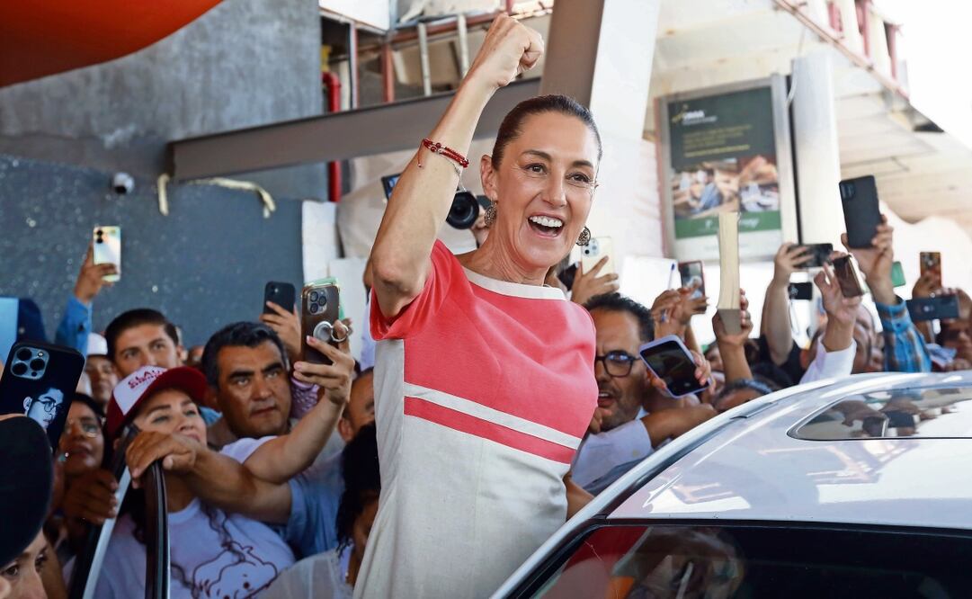 Sheinbaum fue recibida en Ciudad Juárez entre porras y aplausos, donde supervisó los avances del Hospital General 2 del IMSS. Foto: Christian Torres / EL UNIVERSAL