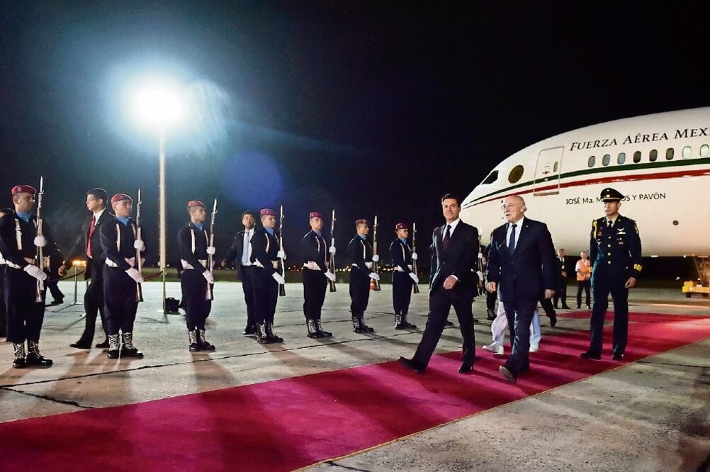 El presidente Enrique Peña Nieto, dijo que pese a los avances económicos alcanzados y a que el país va por buen camino, la pobreza es aún uno de los mayores retos pues es origen de muchos de los problemas que se enfrentan. (PRESIDENCIA)