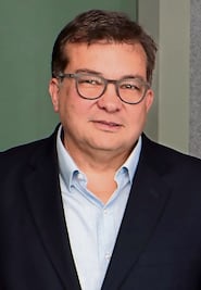 Bancos compiten hasta en prestaciones