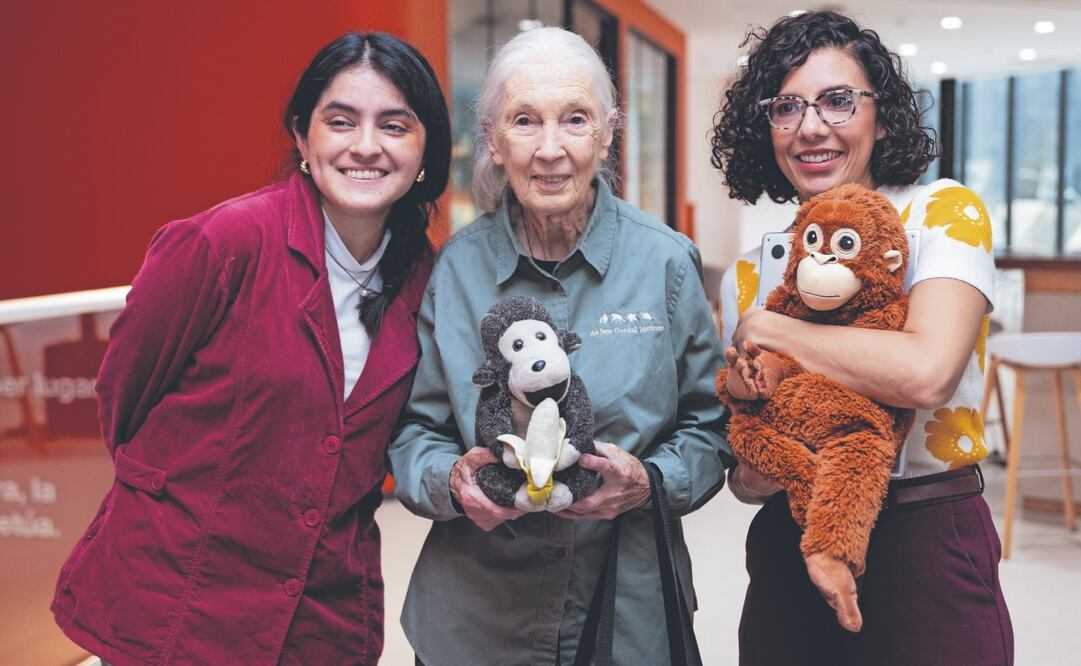 Jane Goodall, posando con admiradoras mexicanas el pasado viernes, en México.
El ágora de la Universidad de la Libertad se llenó en lo que sería la última conferencia de Goodall.  Fotos: Hugo Salvador. El Universal