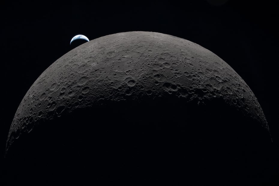 La Tierra poniéndose tras el borde curvo de la Luna a las 18:41, hora del Este, del 6 de abril de 2026, vista desde la nave espacial Orion. FOTO: NASA. AFP