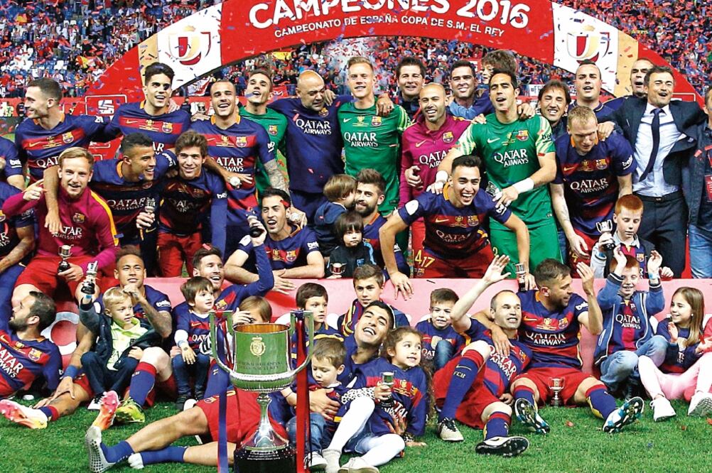 El club catalán celebró la conquista de la Copa por segundo año al hilo (SERGIO PÉREZ. REUTERS)