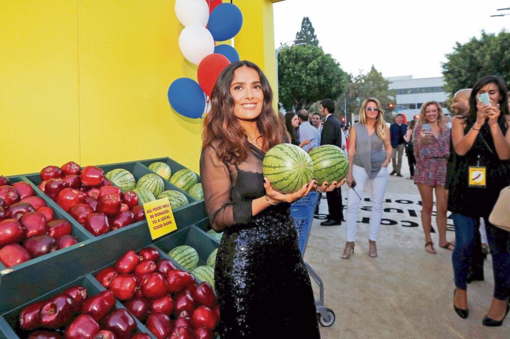 Durante la premier de la cinta, la mexicana se divirtió pesando y retozando en puestos de frutas colocados en la alfombra roja (MARIO ANZUONI. REUTERS)