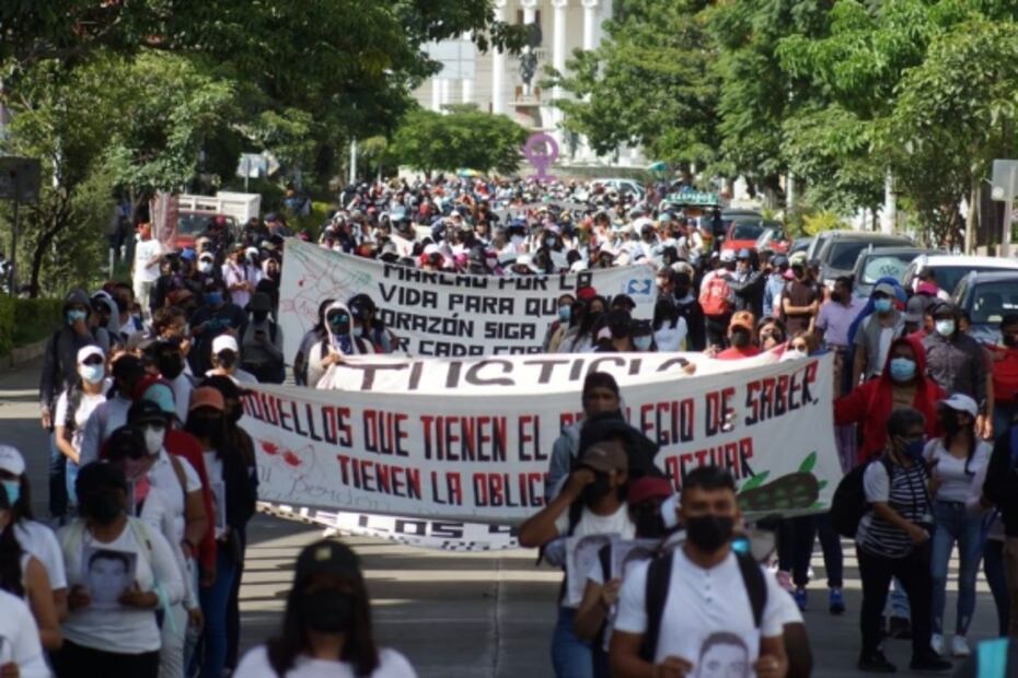 Marchan en los estados por los 43 normalistas de Ayotzinapa, a 8 años de su desaparición 