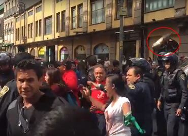 Lanzan botella a policía durante manifestación