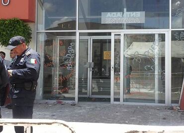 Pobladores causan destrozos en Palacio de Gobierno de Hidalgo